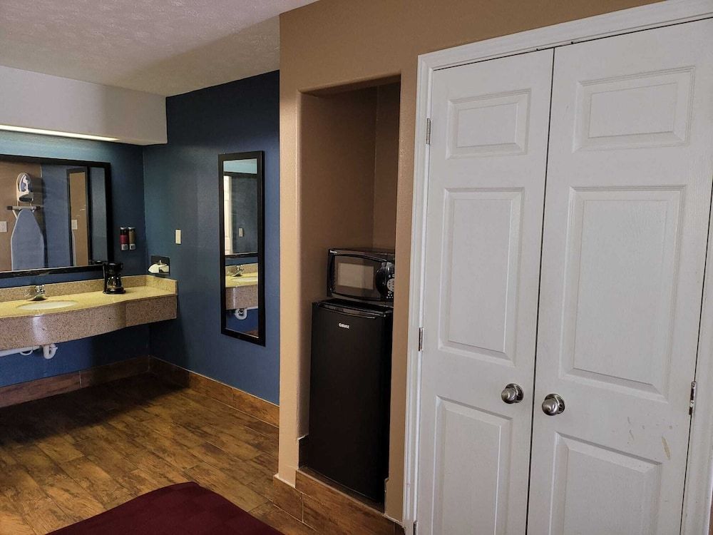 Texas Inn & Suites Raymondville Standard Room, 2 Queen Beds 26