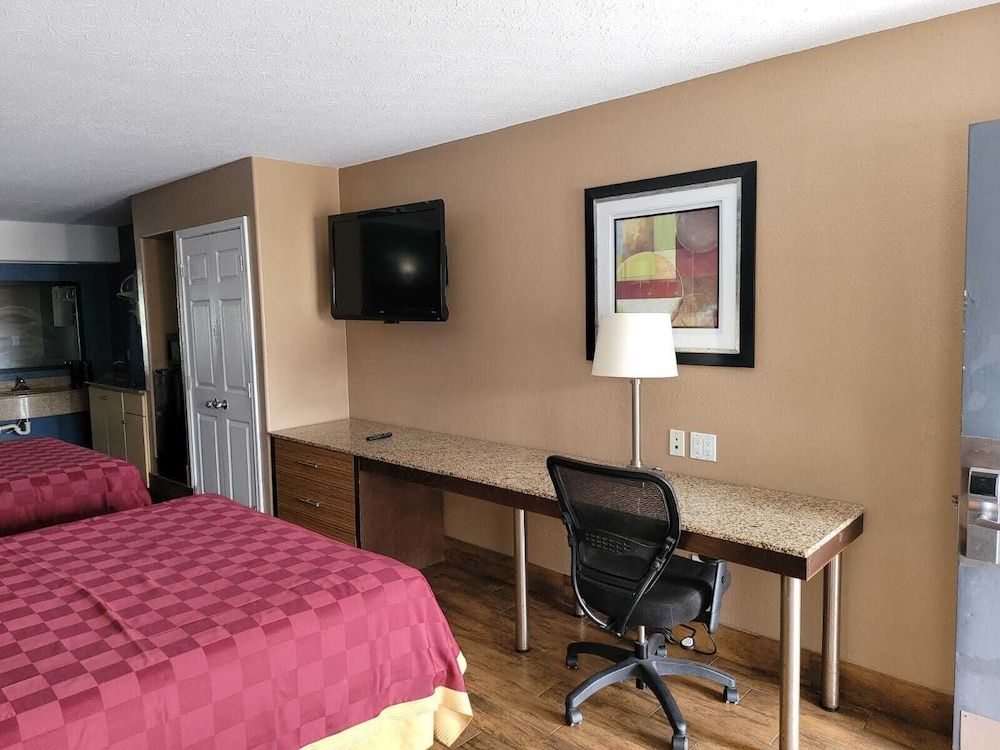 Texas Inn & Suites Raymondville Standard Room, 2 Queen Beds 4