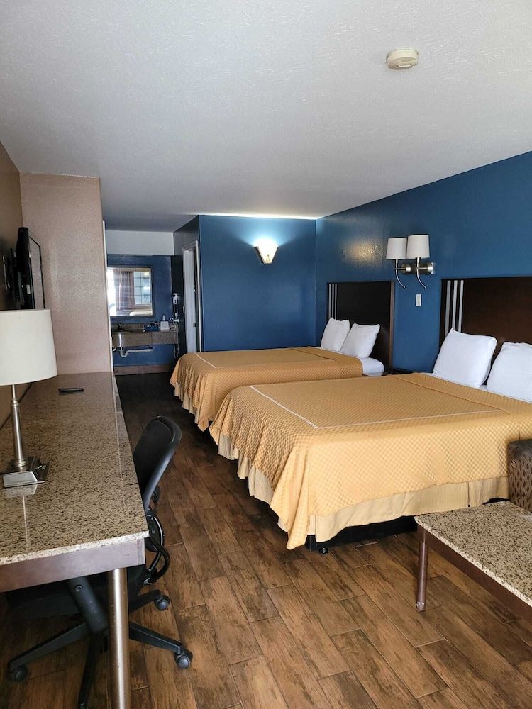Texas Inn & Suites Raymondville Standard Room, 2 Queen Beds 3