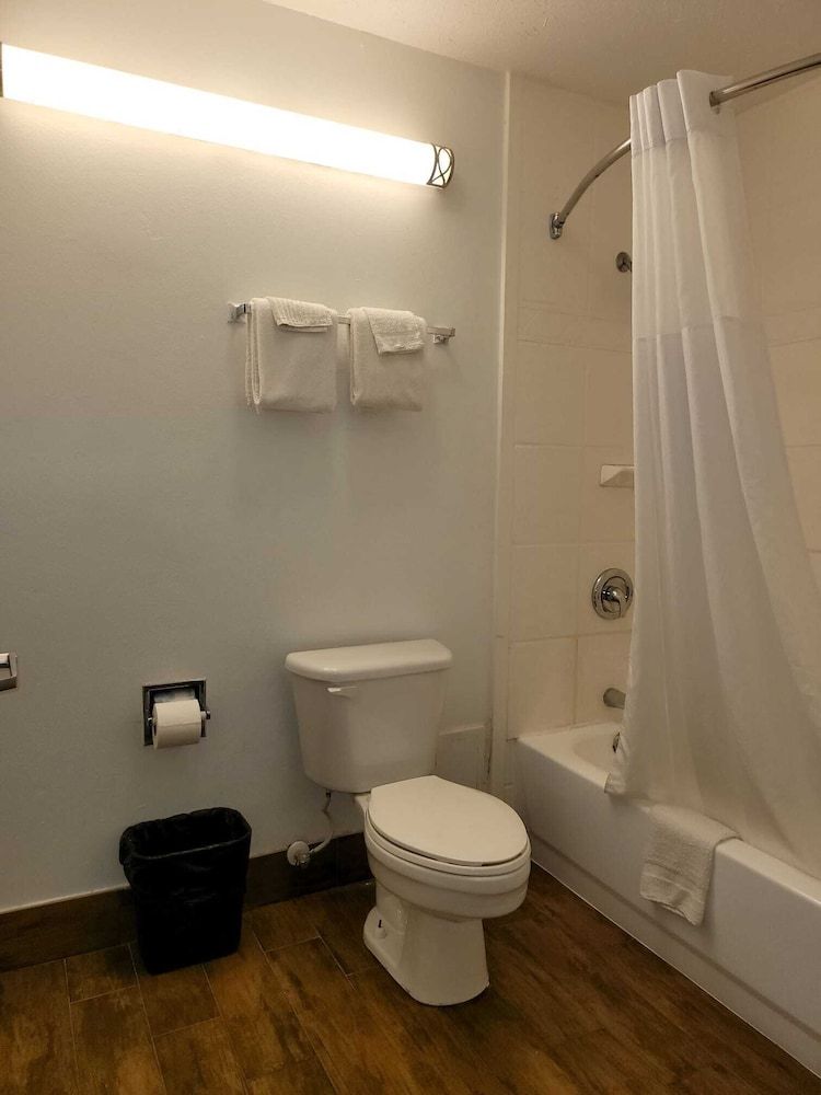 Texas Inn & Suites Raymondville Standard Room, 2 Queen Beds 13