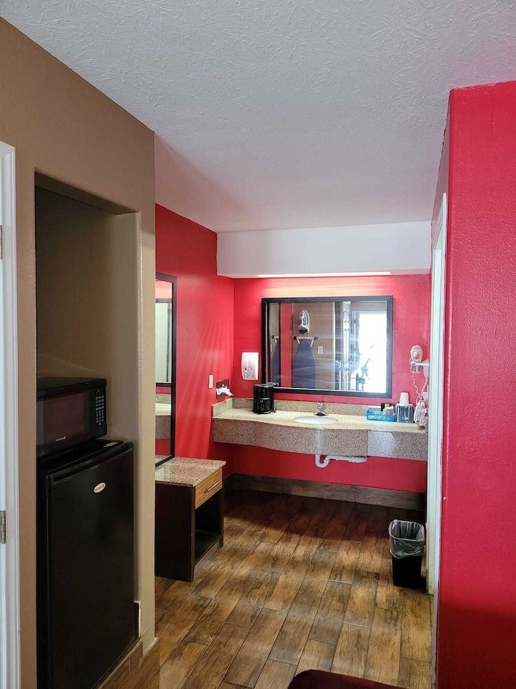 Texas Inn & Suites Raymondville Standard Room, 1 King Bed 18