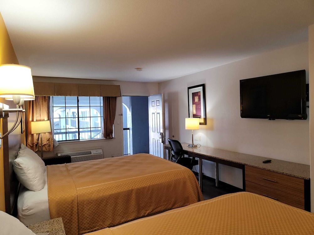 Texas Inn & Suites Raymondville Standard Room, 2 Queen Beds 9