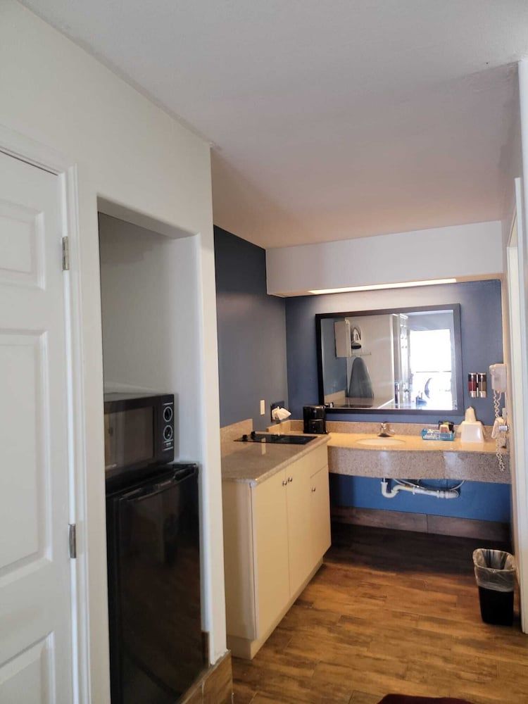 Texas Inn & Suites Raymondville Standard Room, 2 Queen Beds 17