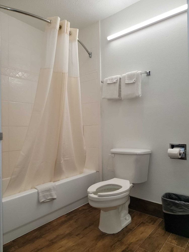 Texas Inn & Suites Raymondville Standard Room, 2 Queen Beds 18