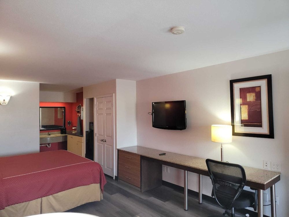 Texas Inn & Suites Raymondville Standard Room, 1 King Bed 17