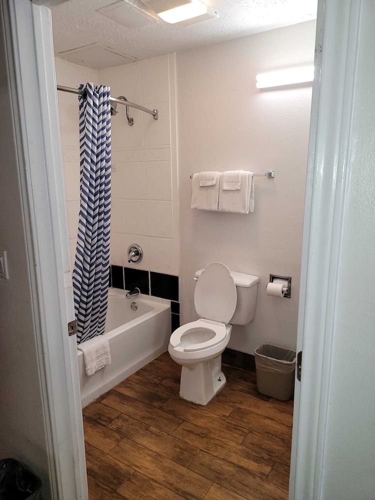 Texas Inn & Suites Raymondville Standard Room, 2 Queen Beds 16