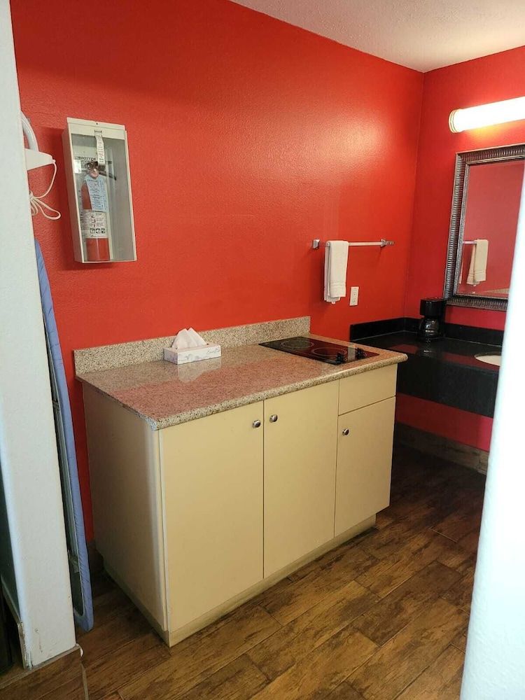 Texas Inn & Suites Raymondville Standard Room, 1 King Bed 6