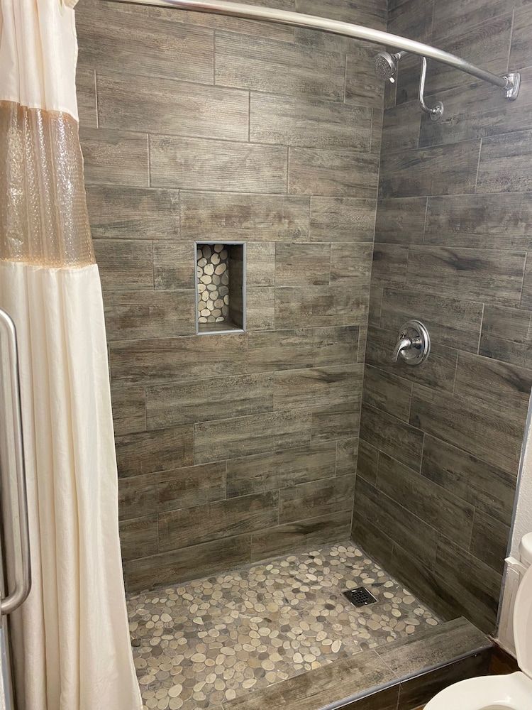 Texas Inn & Suites Raymondville Standard Room, 1 King Bed 12