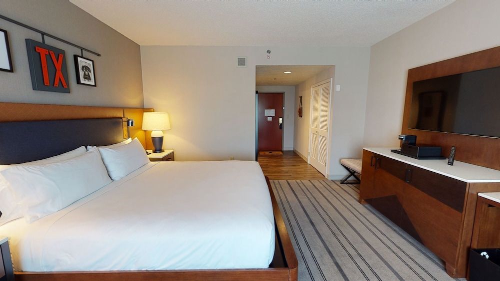 Room, 1 King Bed, Non Smoking (Mobility/Hearing Access, Roll-in Shwr)
