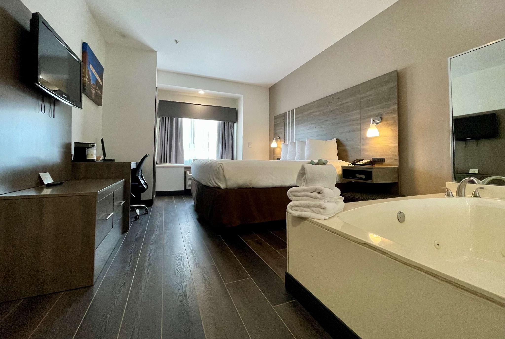 Suite - 1 King Bed, Whirlpool Bath, Nonsmoking