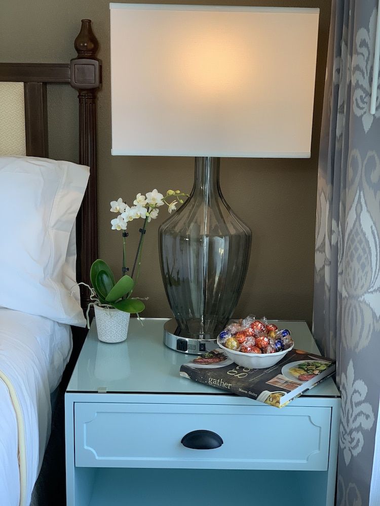 Suite, 1 Queen Bed with Sofa bed, Accessible, Pool View