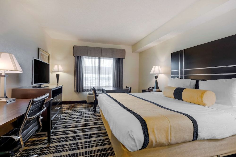 Standard Room, 1 King Bed, Non Smoking, Refrigerator & Microwave