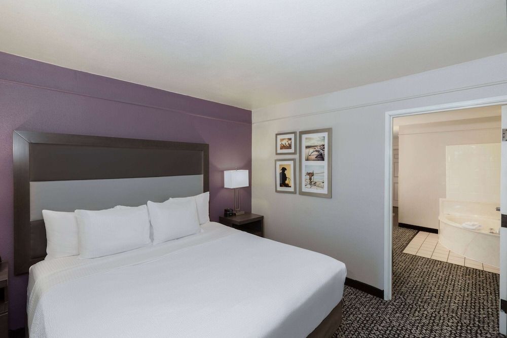 Suite, 1 King Bed, Accessible, Jetted Tub (Mobility,Hearing, Tub w/Grab Bars, NS)