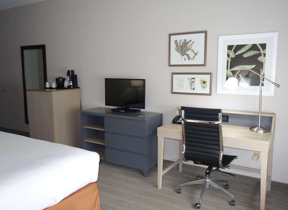 Suite, 1 King Bed, Accessible, Jetted Tub (Non-smoking)