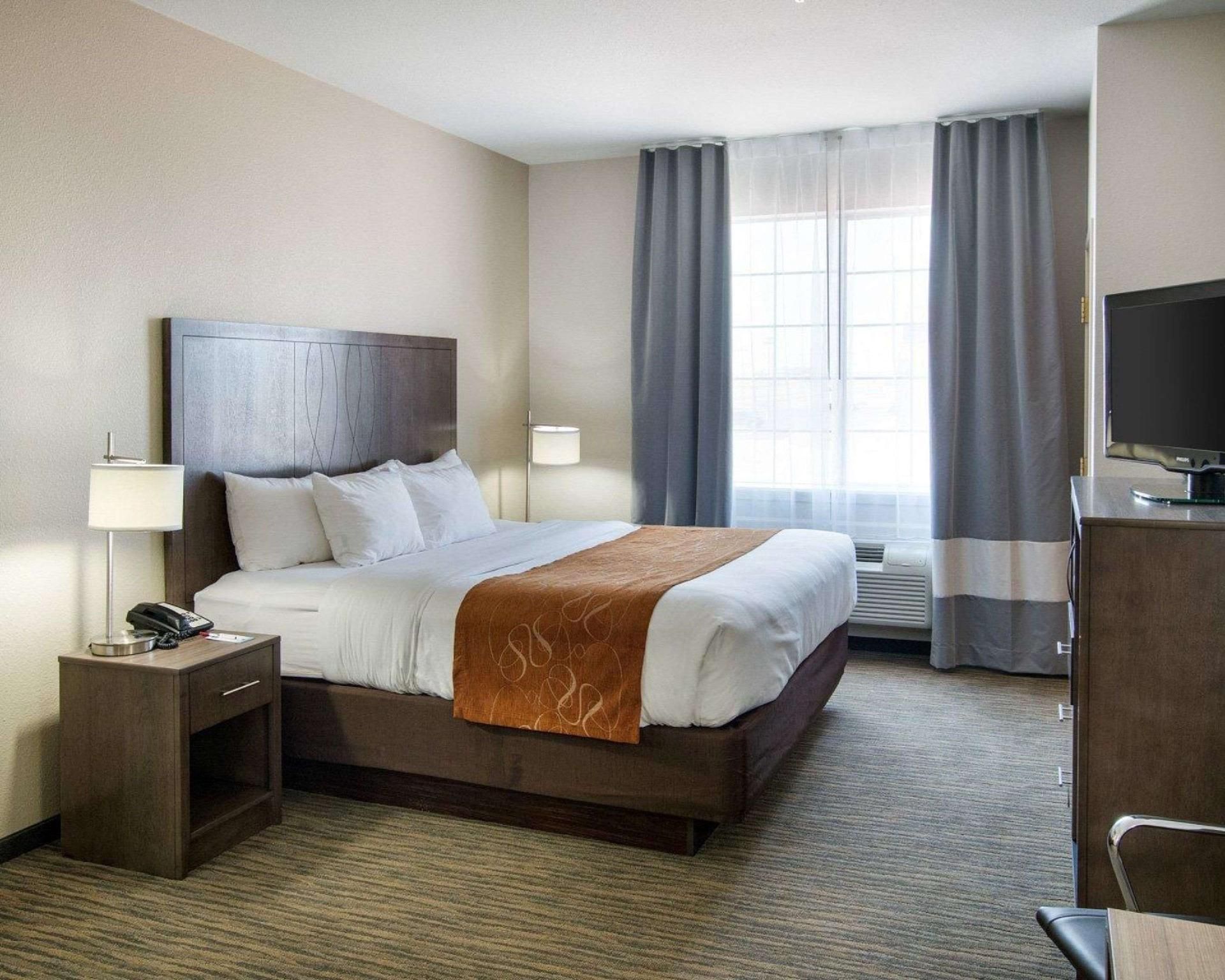 1 King Bed, Suite, Nonsmoking, Accessible