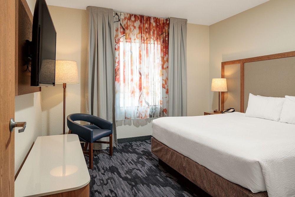 Room, 1 King Bed (Mobility/Hearing Access, Roll-In Shwr)