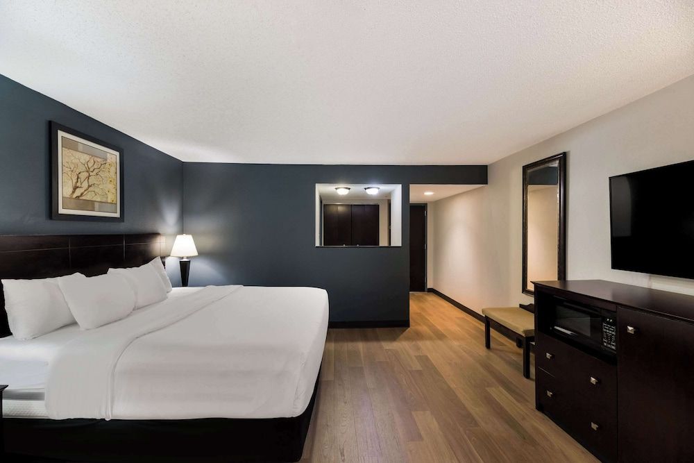Clarion Hotel San Angelo near Convention Center Suite, 1 King Bed with Sofa bed, Non Smoking 2