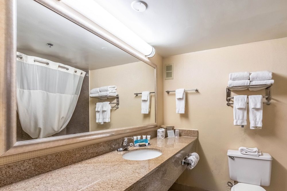 Clarion Hotel San Angelo near Convention Center Standard Room, 2 Queen Beds, Non Smoking 4