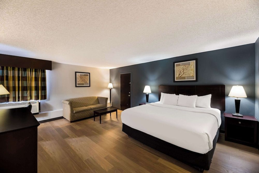 Clarion Hotel San Angelo near Convention Center Suite, 1 King Bed with Sofa bed, Non Smoking 3