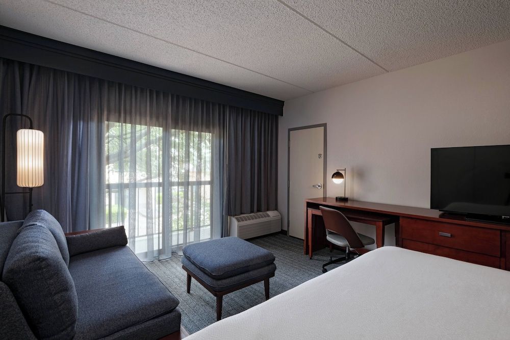 Room, 1 King Bed with Sofa bed (Mobility/Hearing Accessible, Tub)