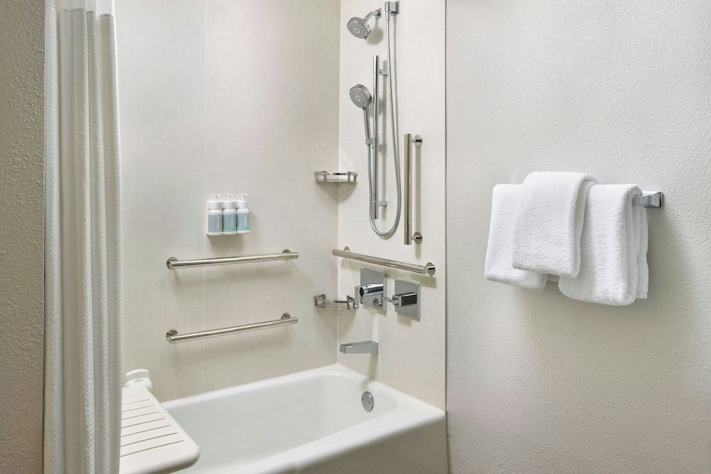 Room (Mobility/Hearing Accessible, Tub)