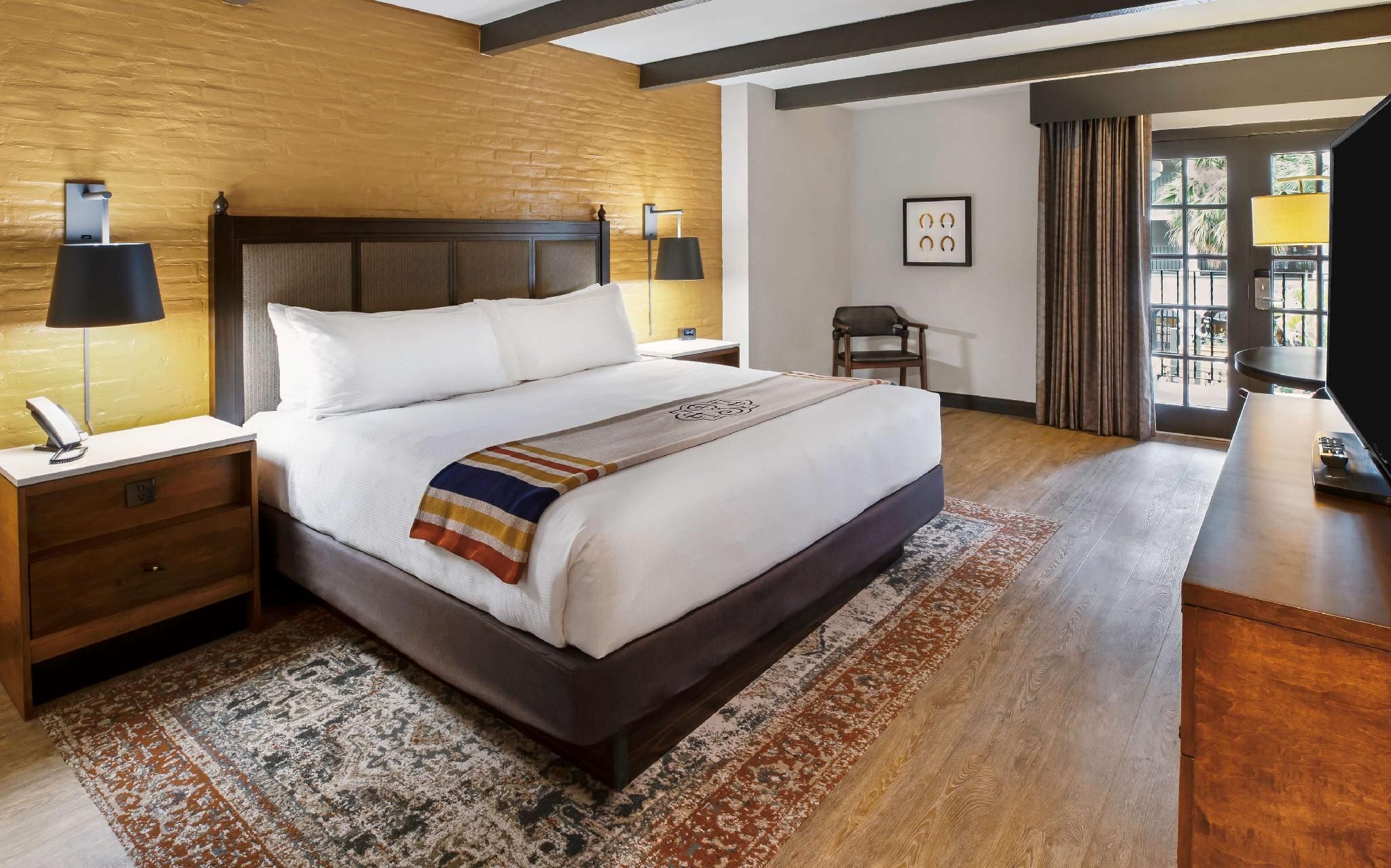 1 KING BD-RM FACES HOTEL COURTYARD COMP WIFI