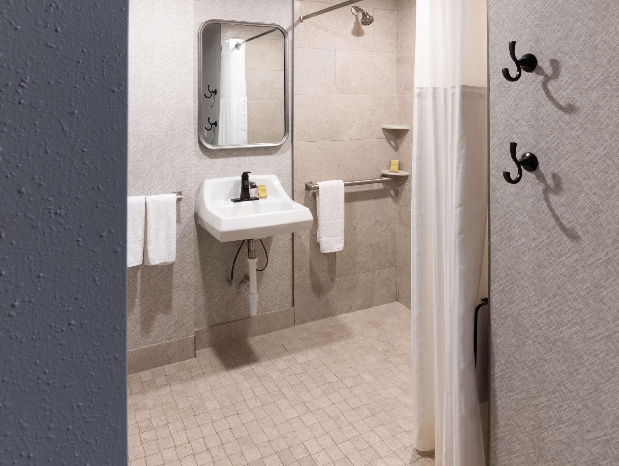 2 Queen Mobilitly Accessible W/Roll in Shower