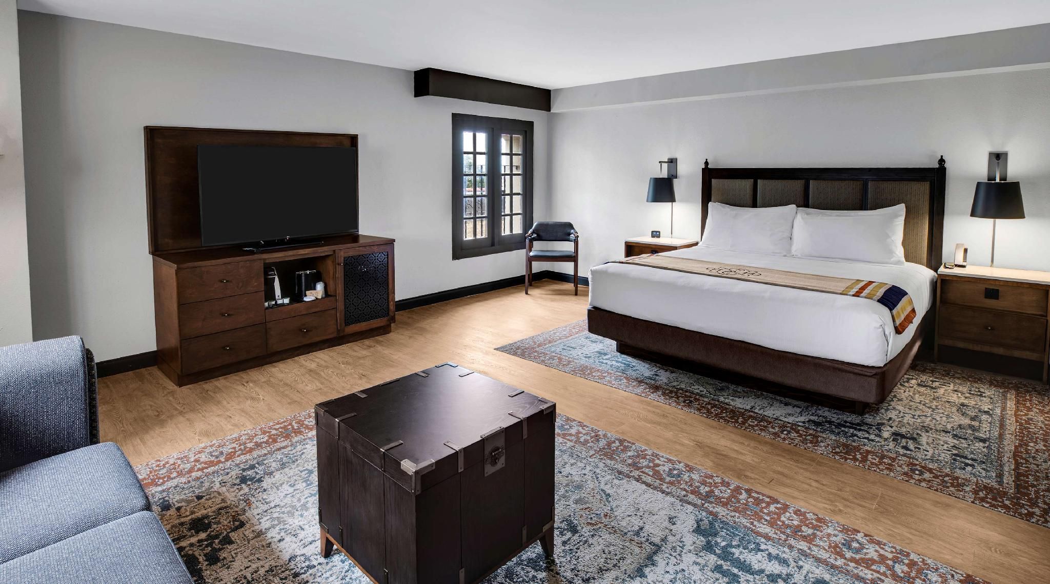 1 King Bed Corner Room