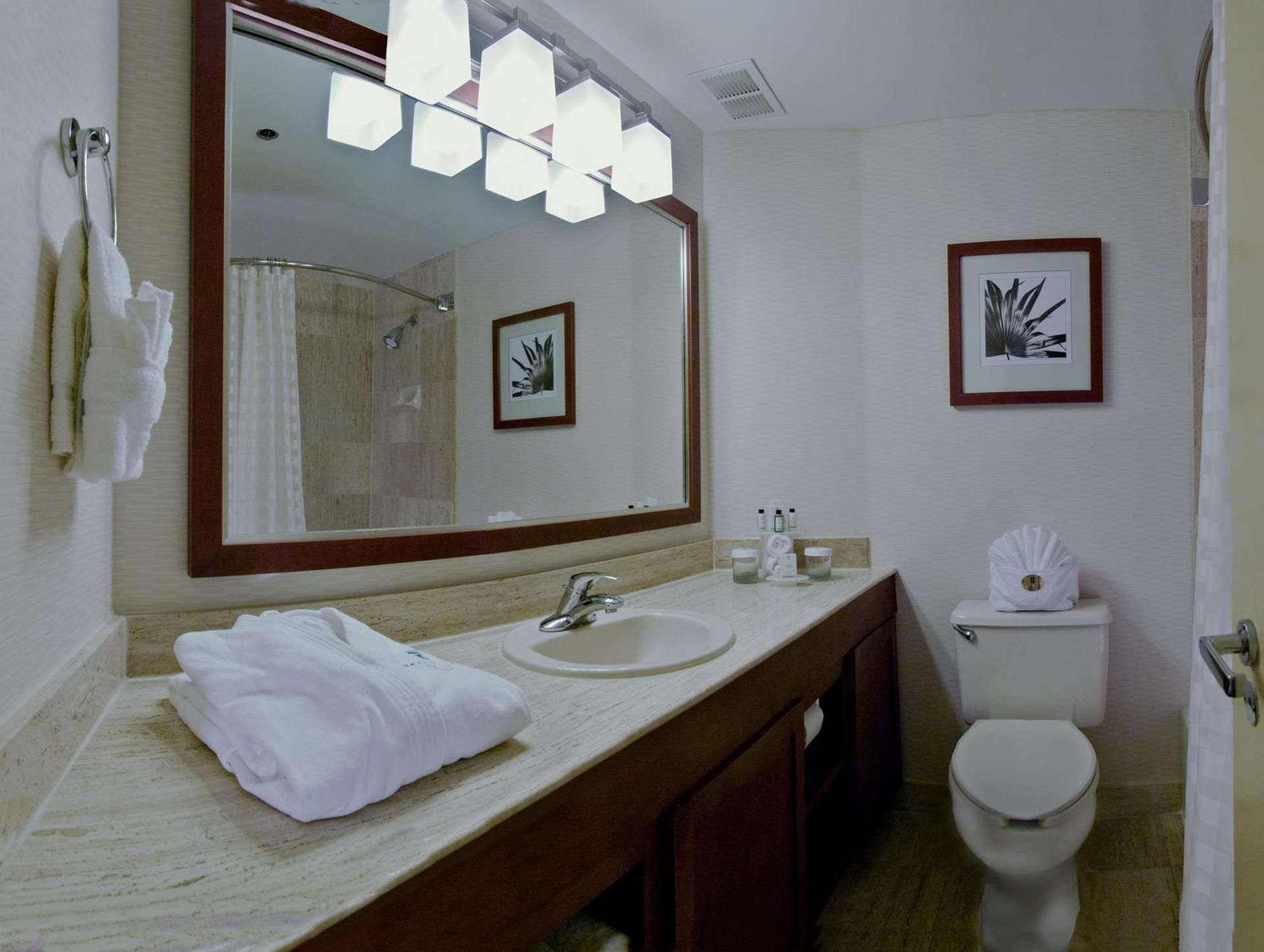 2 DBL BED-1BDRM SUITE MOBILITY ACCESS TUB NS