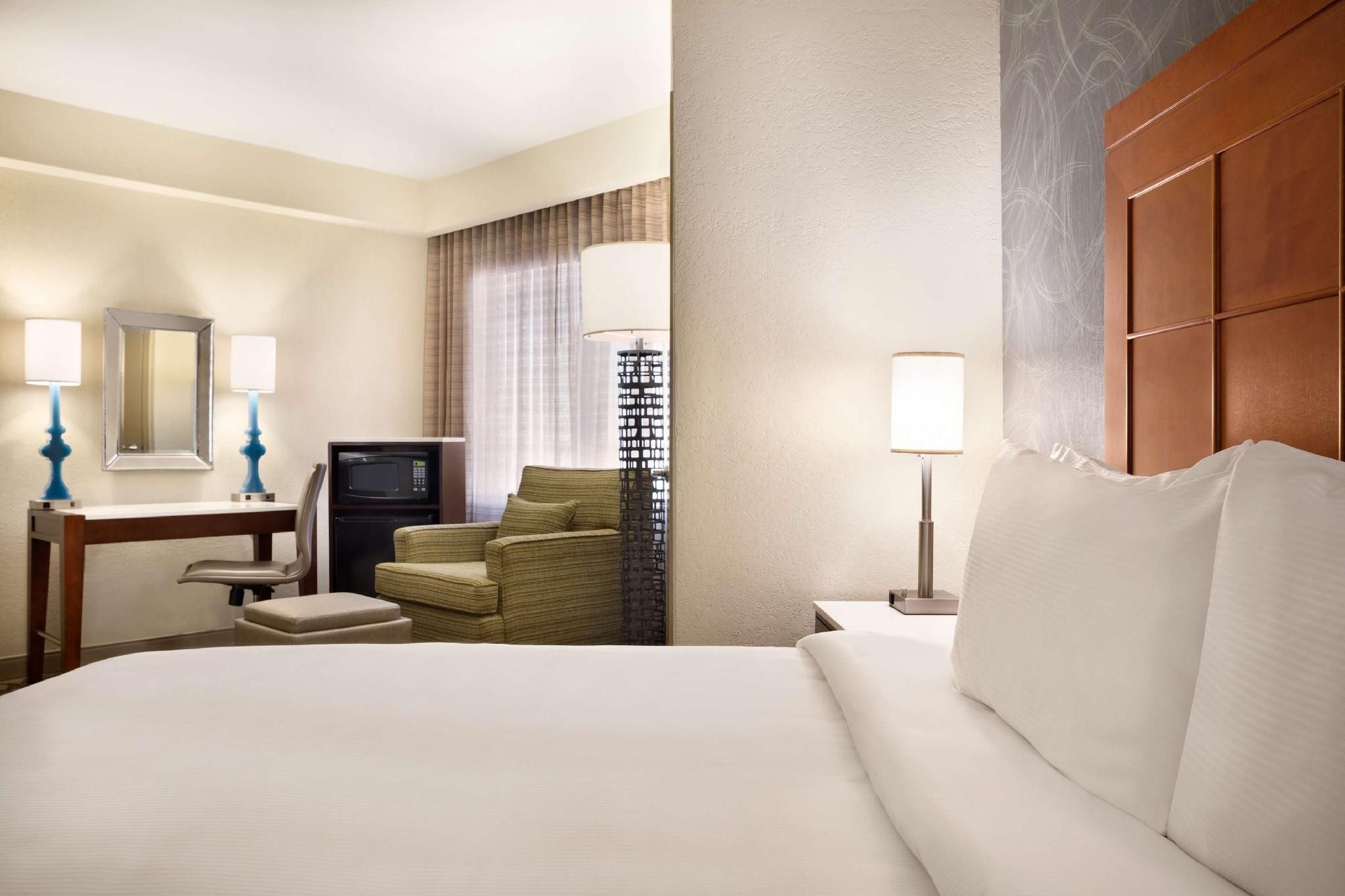 NONSUITE - 1 KING BED - NONSMOKING