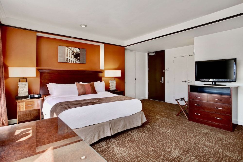 Deluxe Suite, 1 King Bed, Accessible, Bathtub (Mobility & Hearing)