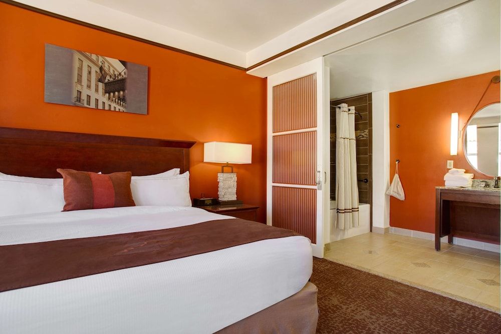 Deluxe Suite, 1 King Bed, Accessible, Bathtub (Mobility & Hearing)