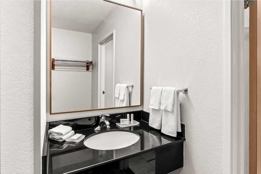 Room, 1 King Bed, Non Smoking (Mobility/Hearing Accessible, Tub)