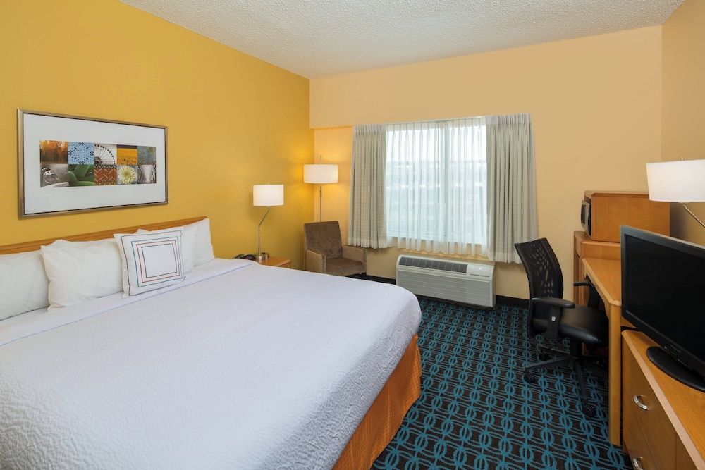 Room, 1 King Bed (Mobility/Hearing Access, Roll-In Shwr)