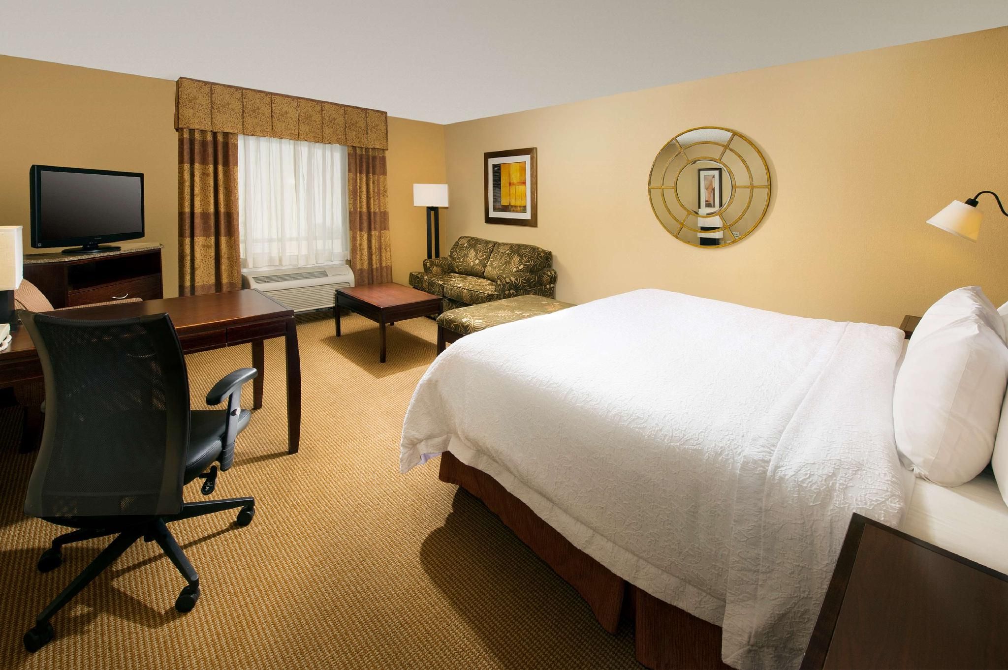 1 King Bed Study Nonsmoking