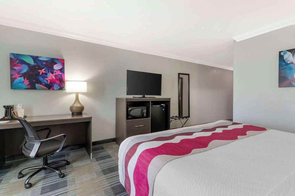 Two Bedroom, 1 King, 1 Queen