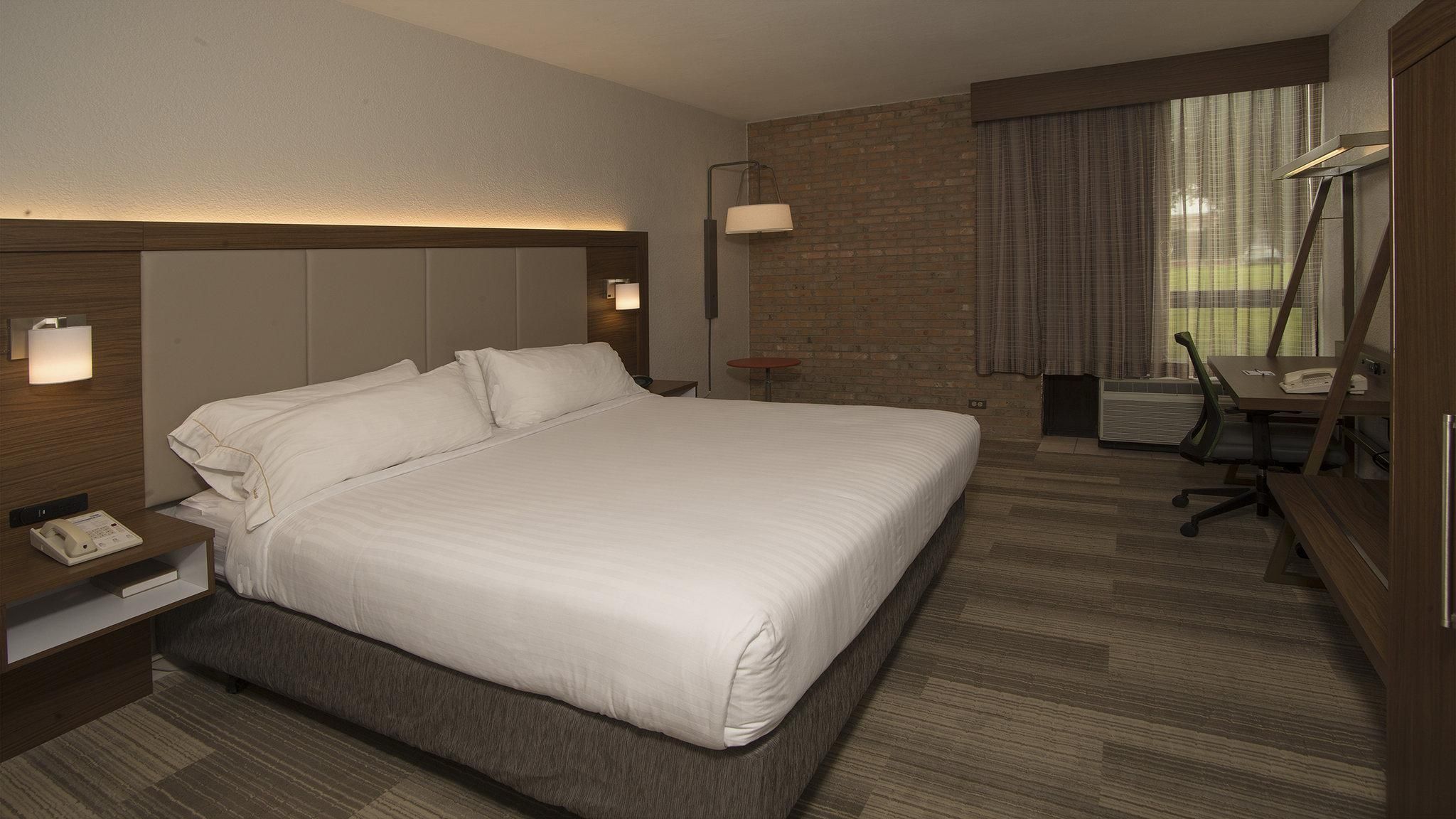 1 King Bed Standard Communications AccessibleTub