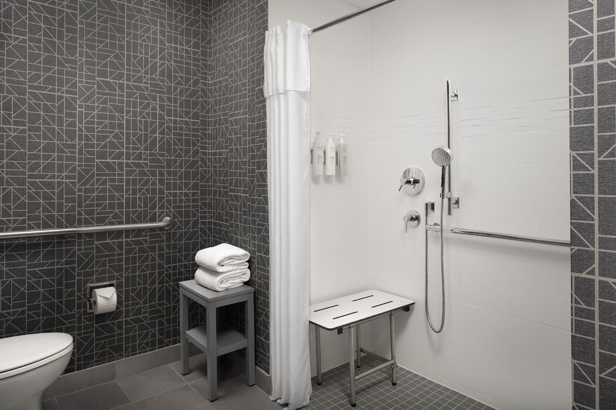 1 Queen Mob Access 3 X3 Transfer Shower Suite