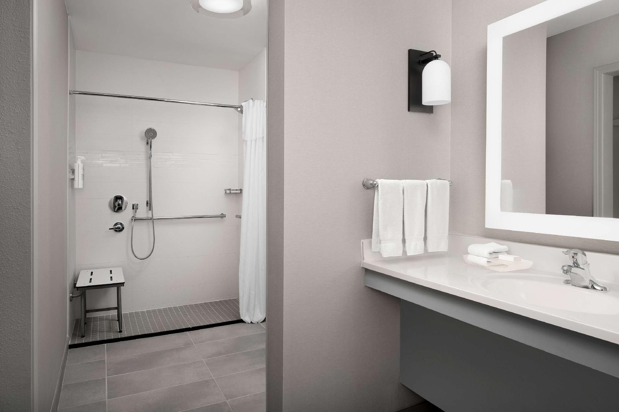 2 Doubles Mob/Hearing Access Ri Shower Suite