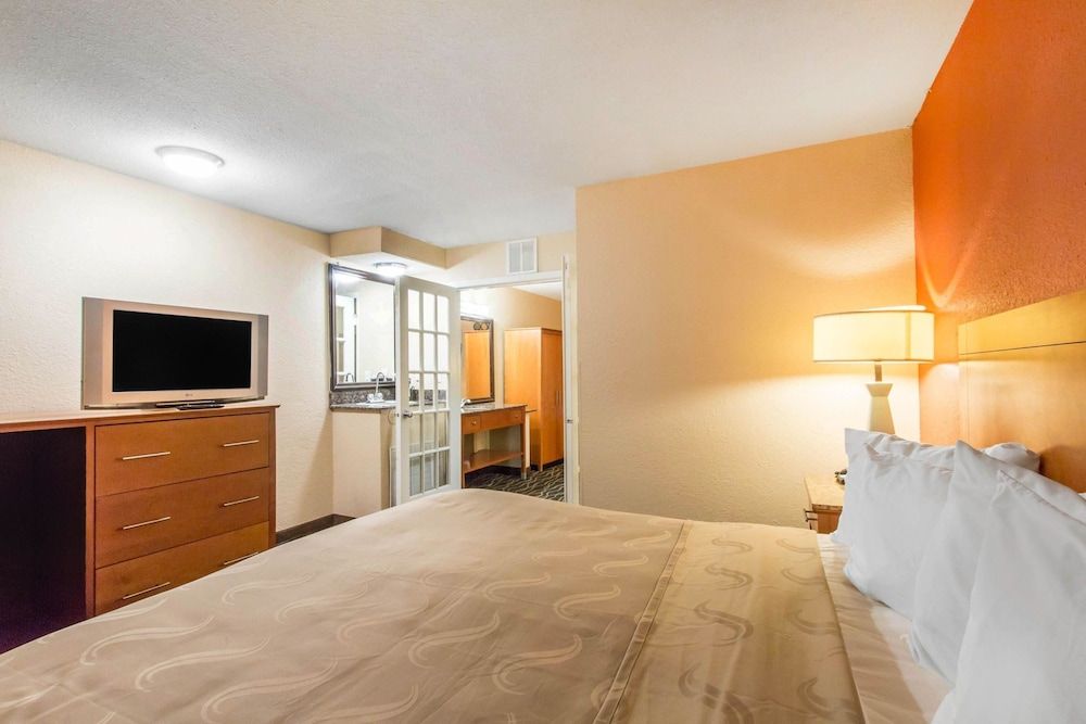 Suite, 1 King Bed, Non Smoking