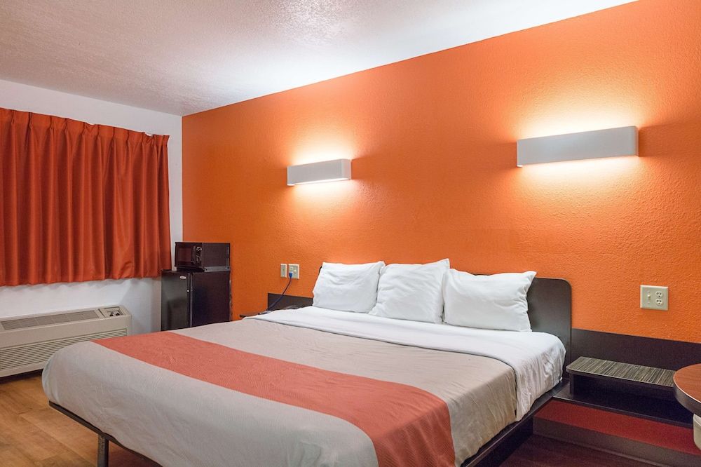Standard Room, 1 King Bed, Accessible, Smoking