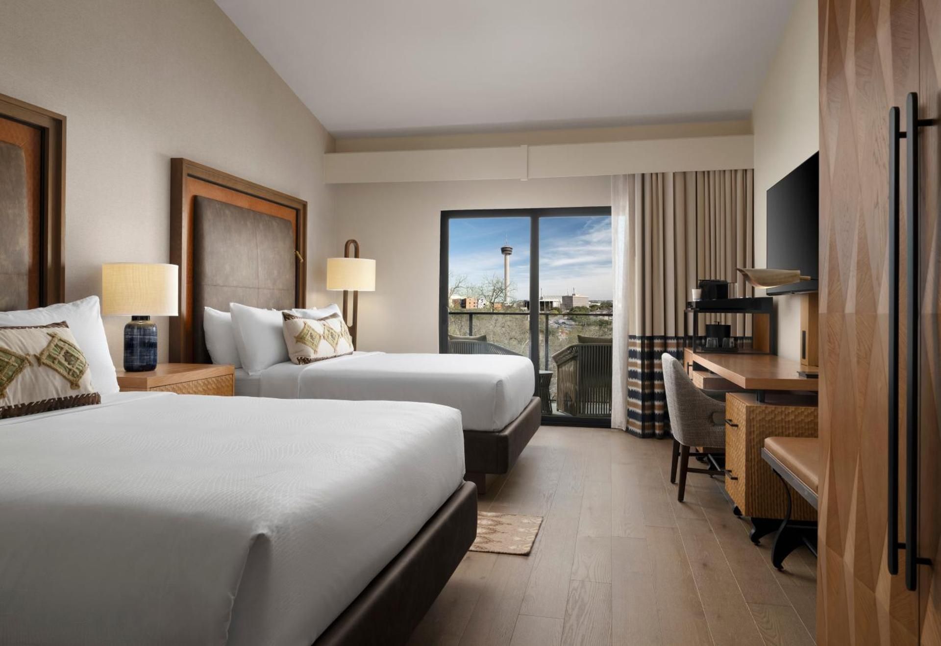 Queen Room with Pool View - Mobility/Hearing Accessible with Tub