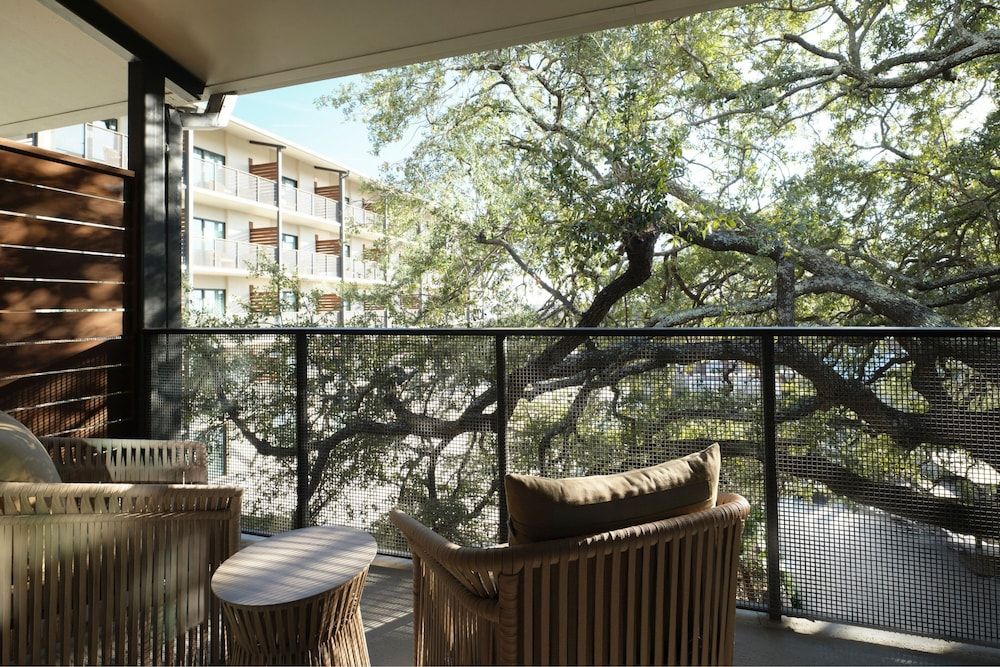 Room, 2 Queen Beds, Pool View (Mobility/Hearing Access, Roll-In Shwr)