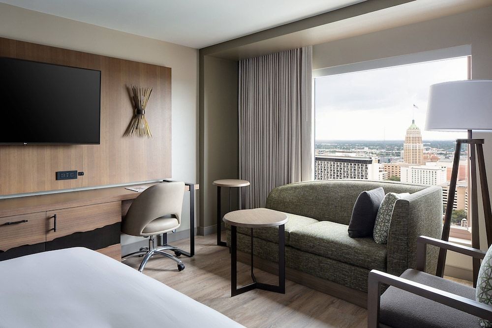 Club Room, 1 King Bed (Mobility Accessible, Tub)