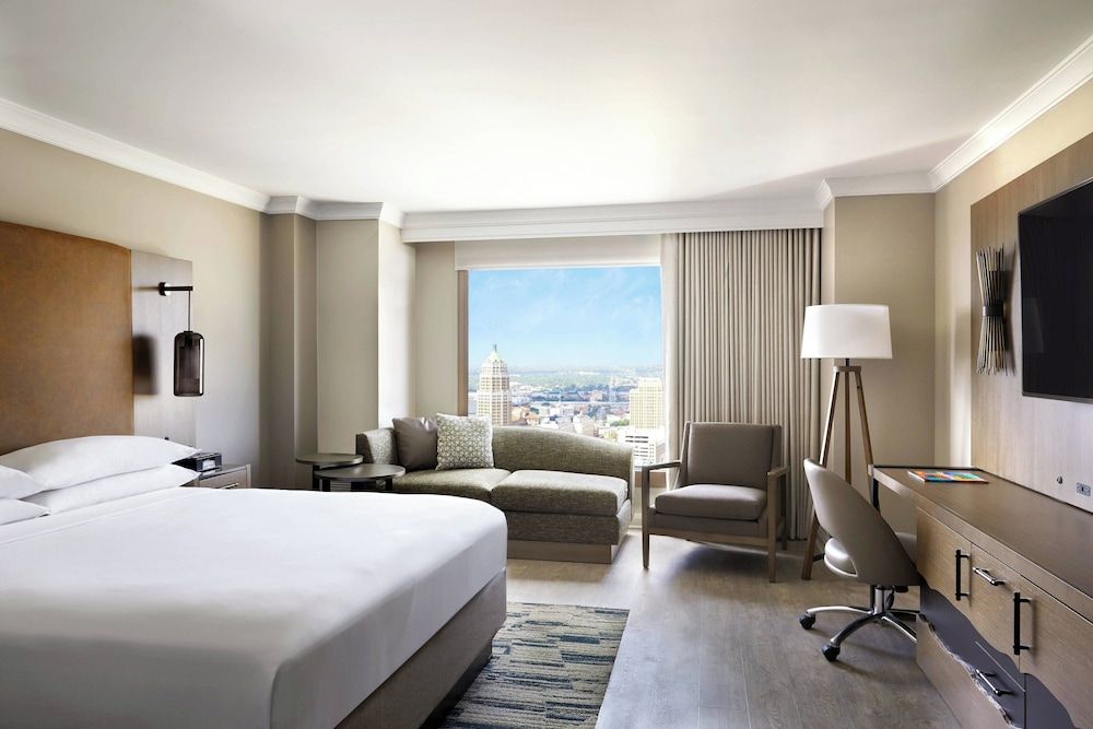 Club Room, 1 King Bed (Mobility Accessible, Tub)