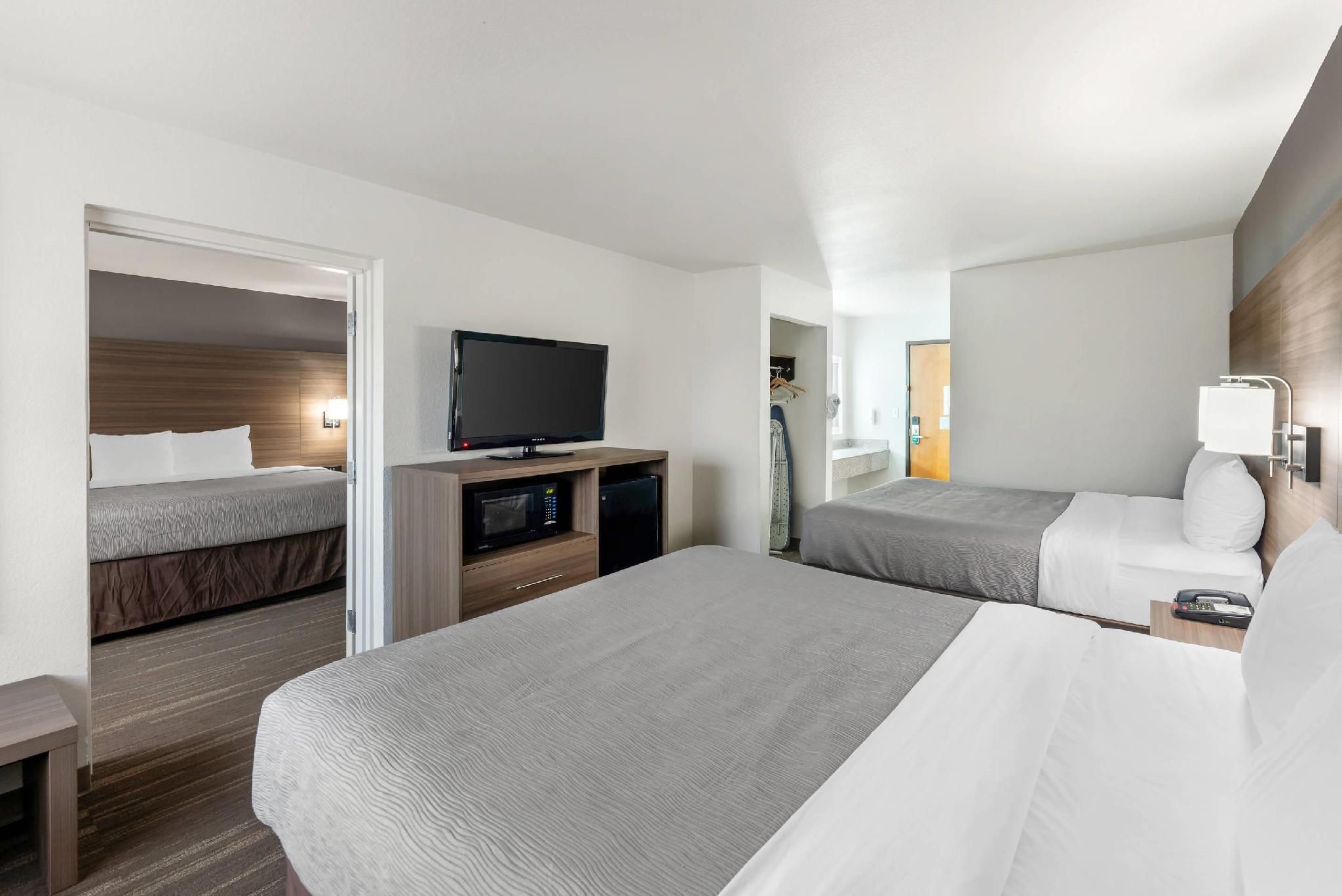 1 King Bed, 2 Queen Beds, Nonsmoking