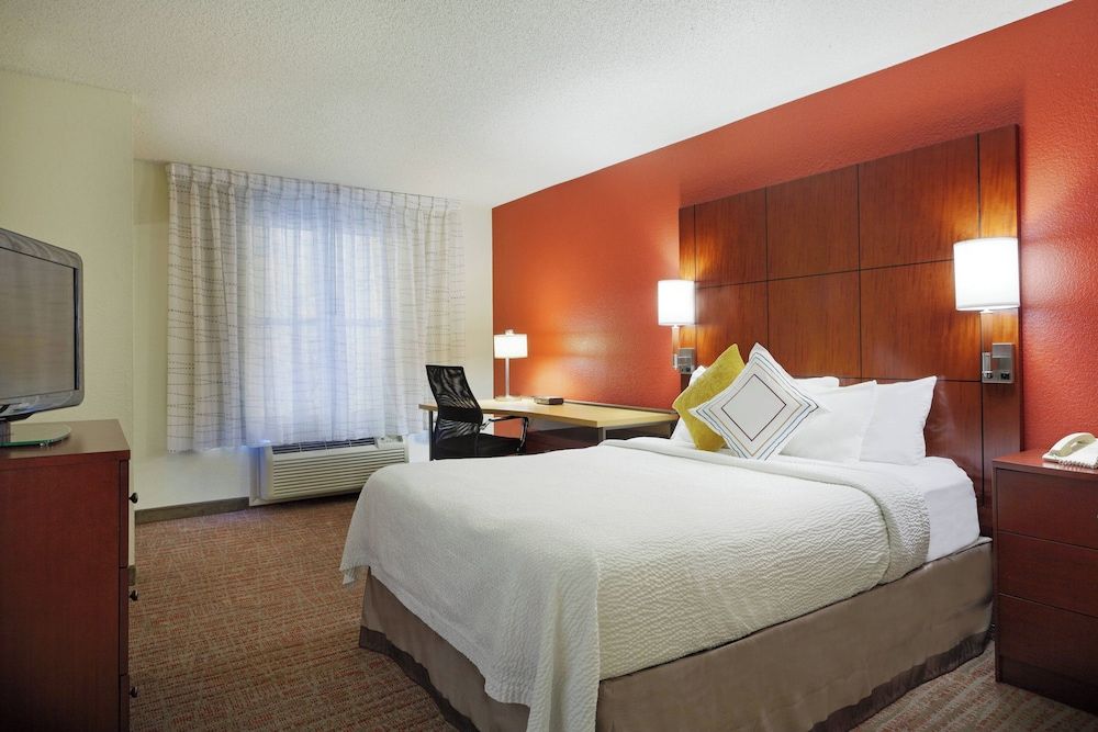 Suite, 2 Bedrooms (Mobility/Hearing Access, Roll-In Shwr)