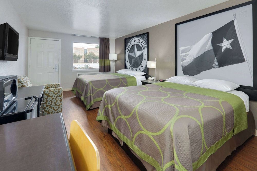 Room, Multiple Beds, Accessible, Non Smoking (Bathtub)