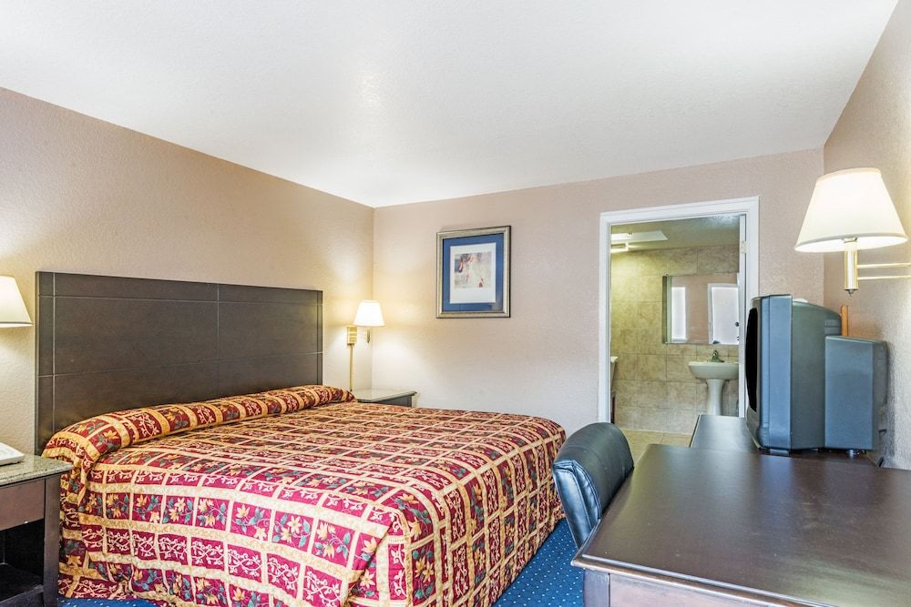 Room, 1 King Bed, Accessible, Non Smoking (Mobility)
