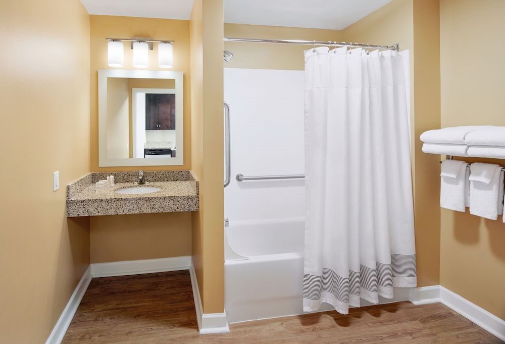 Deluxe Studio, 1 King Bed with Sofa bed (Mobility/Hearing Accessible, Tub)